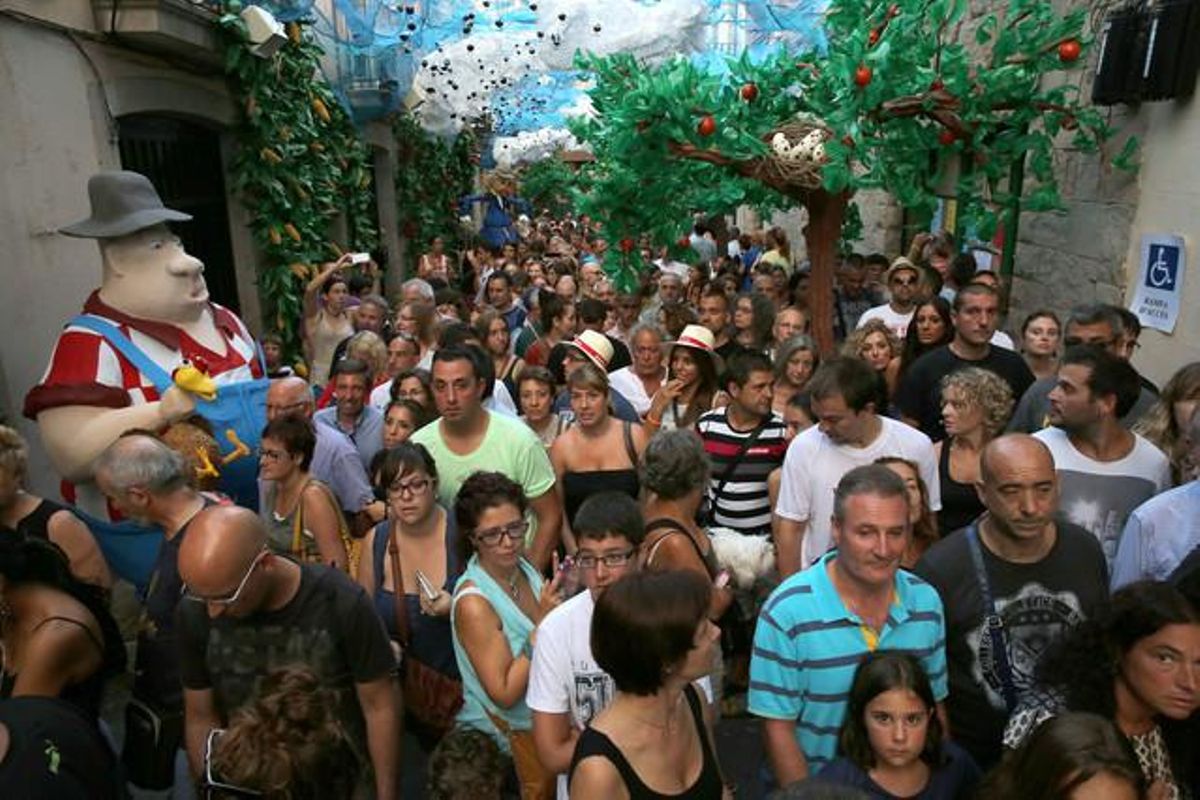 El carrer Fraternitat abarrotat de visitants.