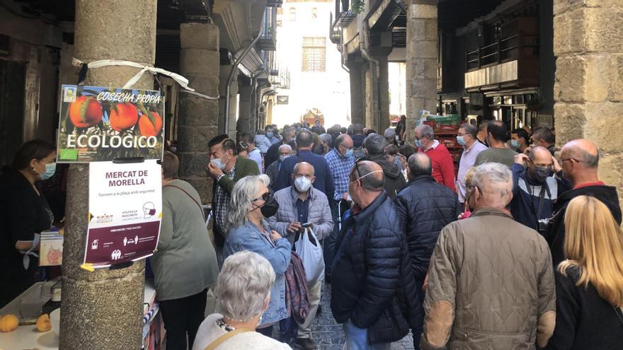 Los turistas aprovecharon para comprar productos locales en Morella.