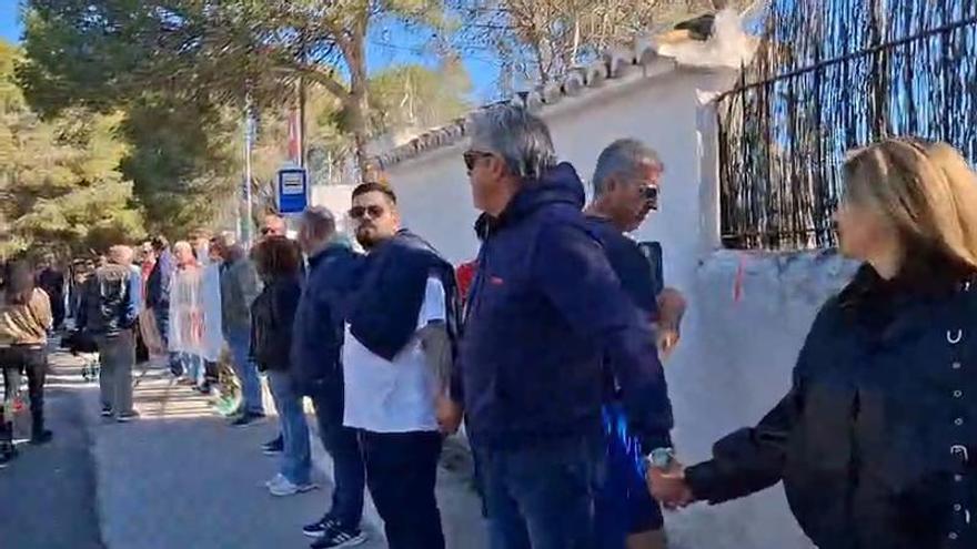 Así ha sido la cadena humana contra la destrucción de la costa virgen de Benissa (vídeo)