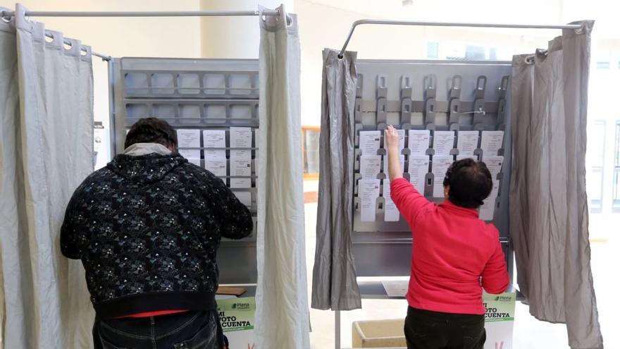 Dos personas votando.