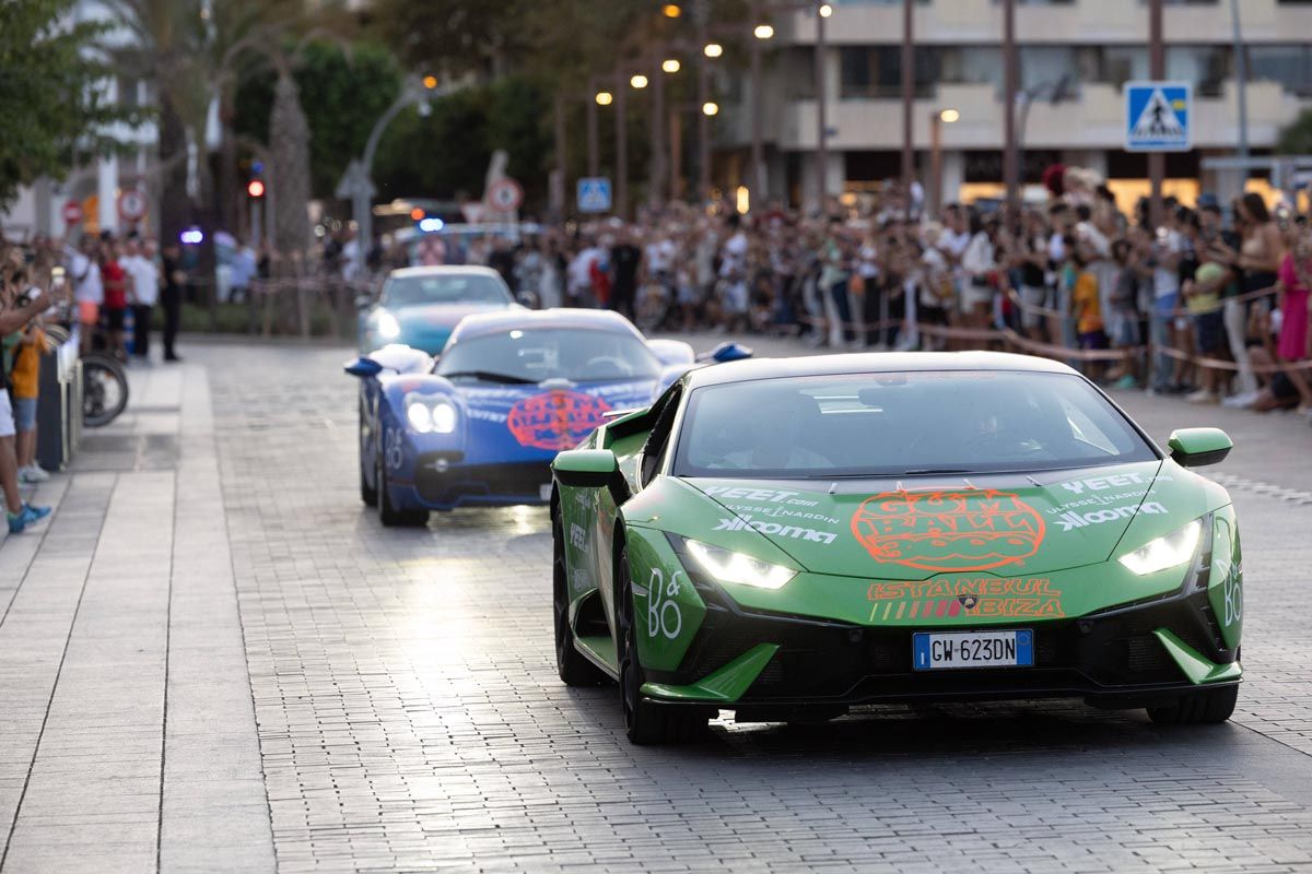Todas las imágenes de los superdeportivos Gumball 3000 en Ibiza