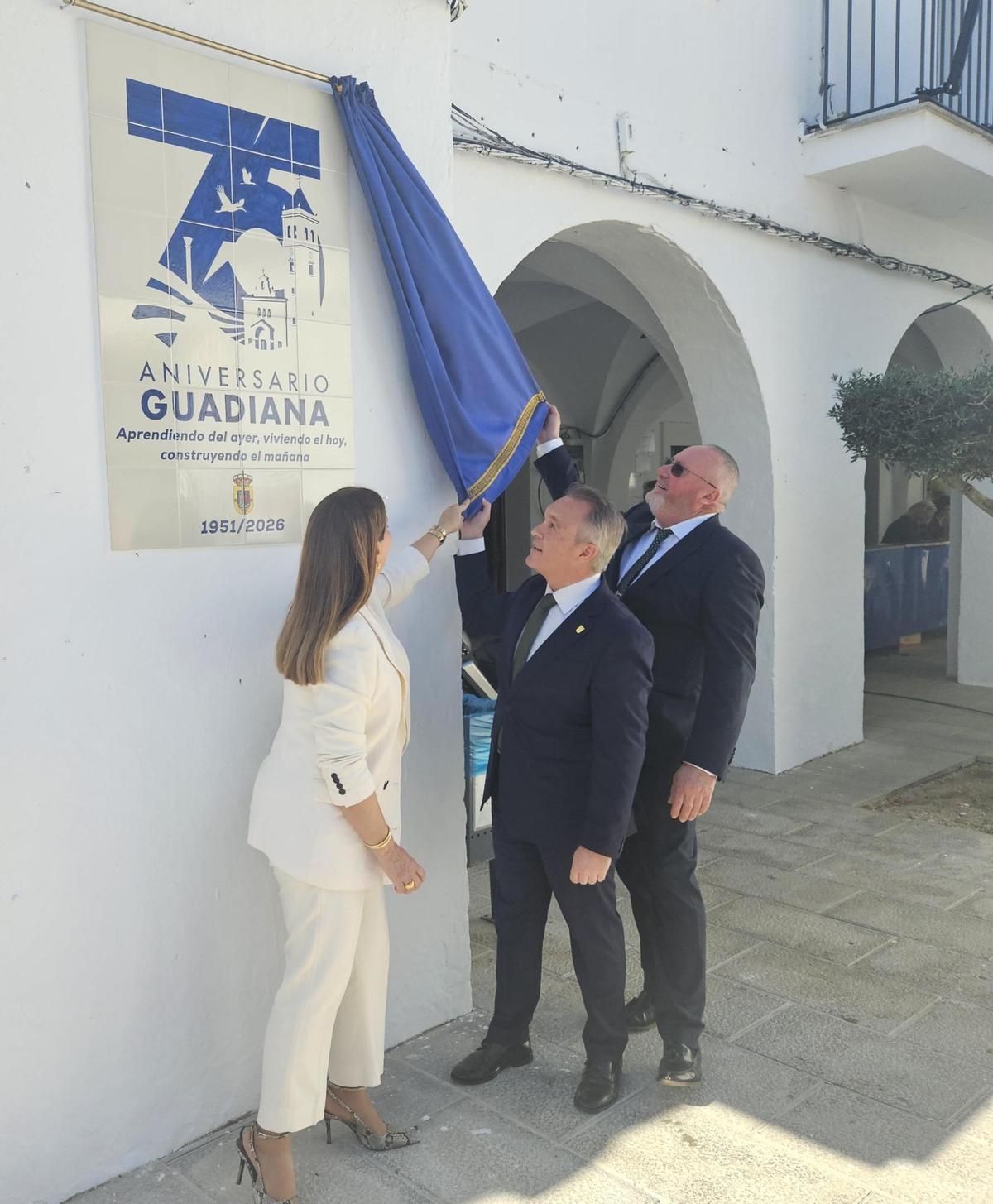 Descubrimiento de la placa.