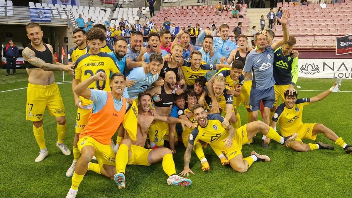 Die Spieler von Atlético Baleares feiern den Sieg in Logroño.