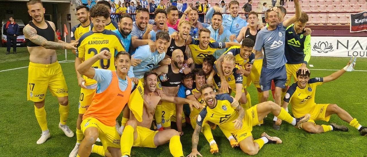 Die Spieler von Atlético Baleares feiern den Sieg in Logroño.