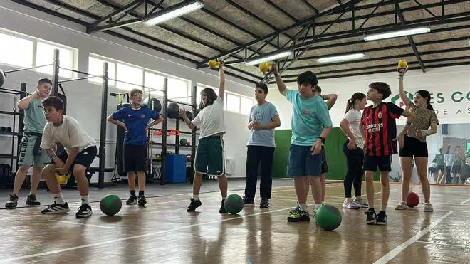 EN IMÁGENES: El alumnado de TSEAS del Instituto Corvera moviliza a 200 estudiantes por el Día del Deporte