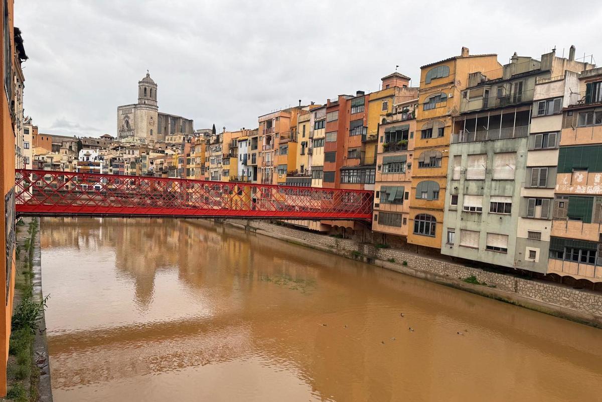 El río Onyar al paso por Girona a un mayor caudal de lo habitual