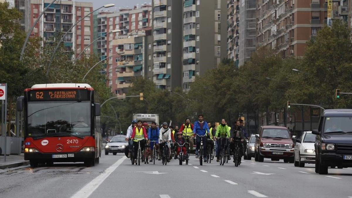 Un pelotón de ciclistas rebaja la velocidad habitual de la Meridiana en señal de protesta.