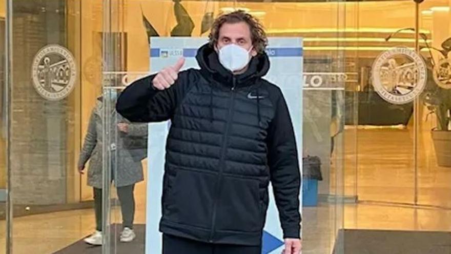 Pippo Pozzato, a las puertas del hospital de Vicenza, tras conseguir el alta médica.