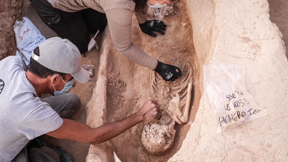 Imágenes de la necrópolis hallada en el transcurso de unas obras de mejora de dos calles de Aspe y de los trabajos arqueológicos.