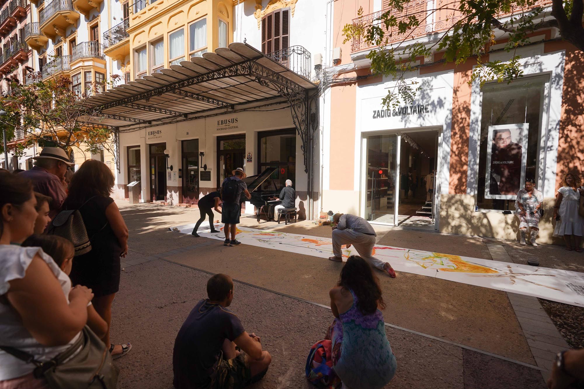 Mural en vivo al son de la música en Ibiza