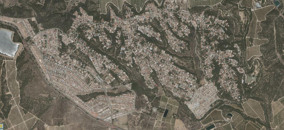 Pinar de Campoverde es una urbanización que comenzó a construirse en los años sesenta y con varias fases de amplición, muy cerca de Sierra Escalona. Ahora residen unos 5.000 empadronados