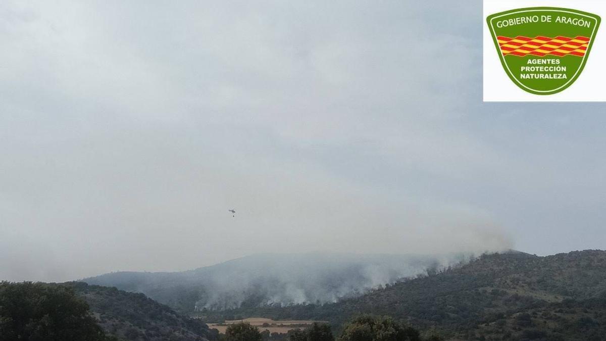 Vista del incendio declarado en Ejulve (Teruel), este martes.