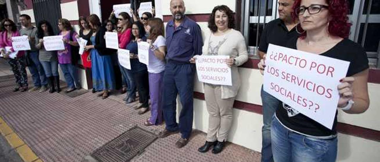 Protesta de trabajadores sociales en el Ayuntamiento de Puerto del Rosario.