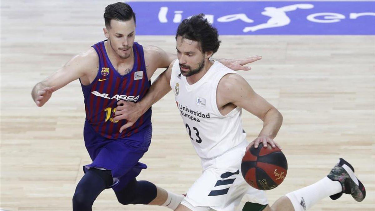 Llull ante Heurtel durante el último Madrid-Barça