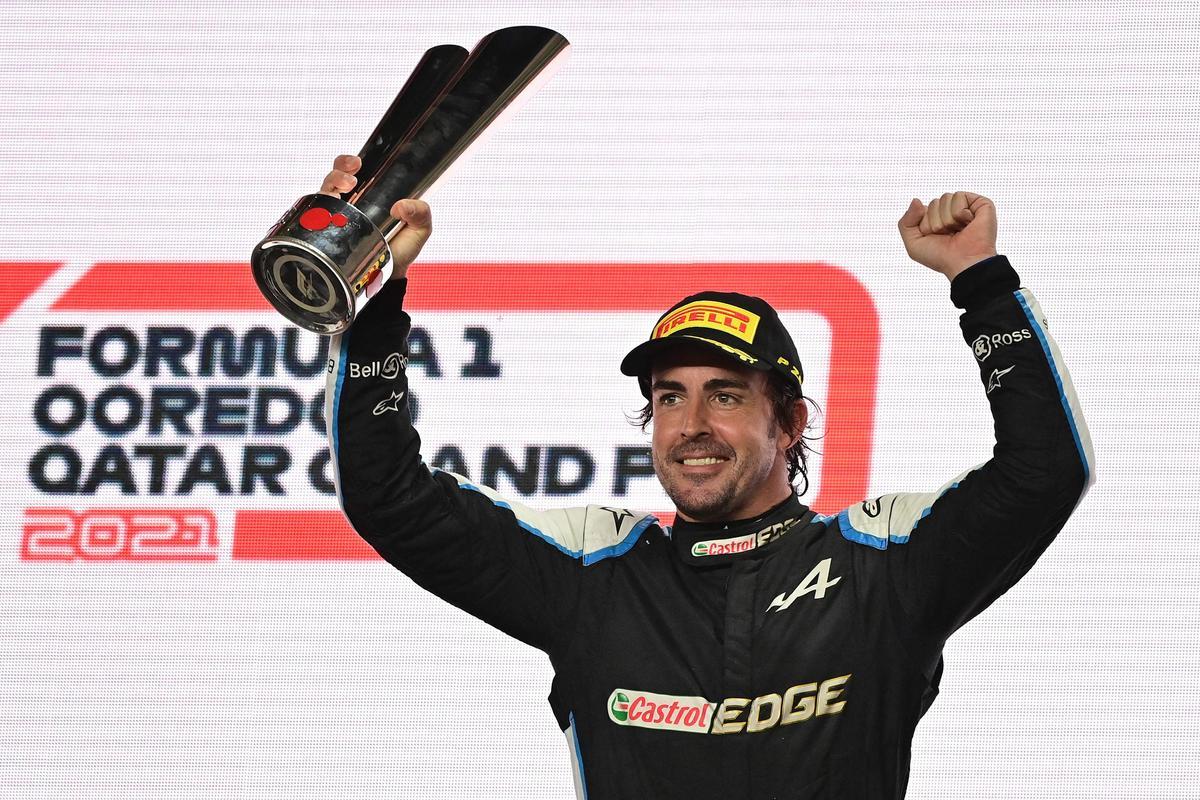 El piloto español, Fernando Alonso, alza su trofeo