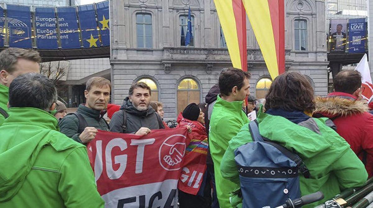 Tras la pancarta, Raúl Cueto y Jonás Fernández, en Bruselas. |