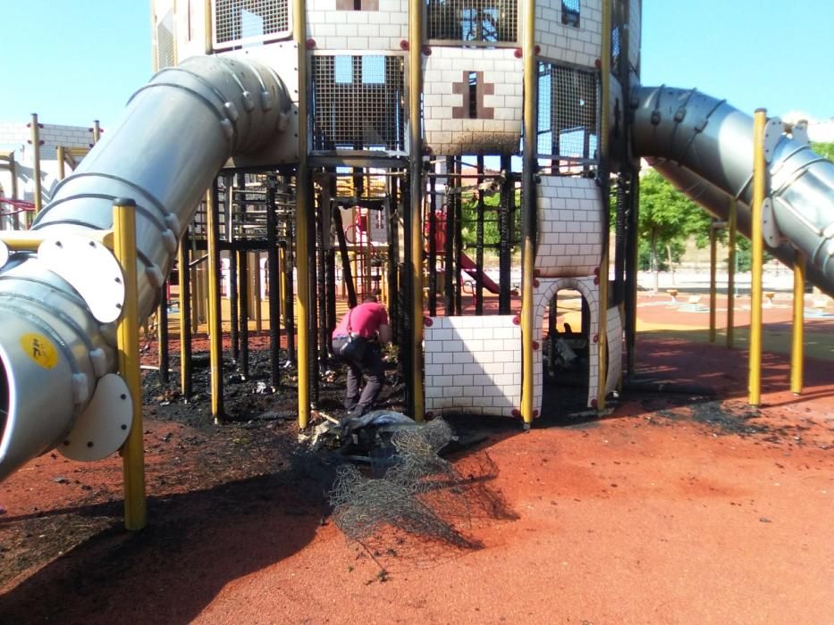 Queman de madrugada el castillo infantil del parque de sa Riera de Palma