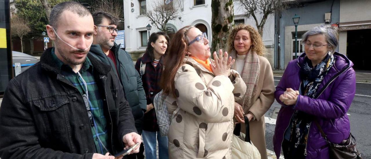 Afectados de COVID persistente, ayer, frente a la sede del Parlamento de Galicia, en Santiago.