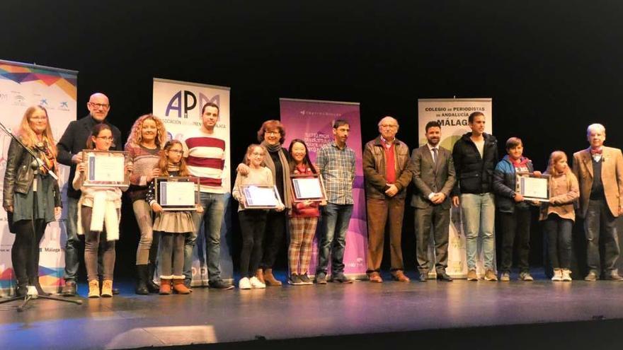 Foto de familia de Olga Viza con organizadores y participantes en el encuentro.