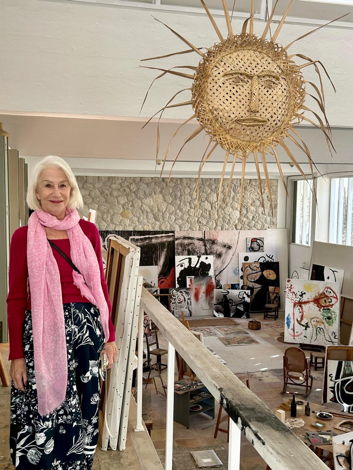Pierce Brosnan y Helen Mirren visitan la Catedral de Mallorca y la Fundació Miró