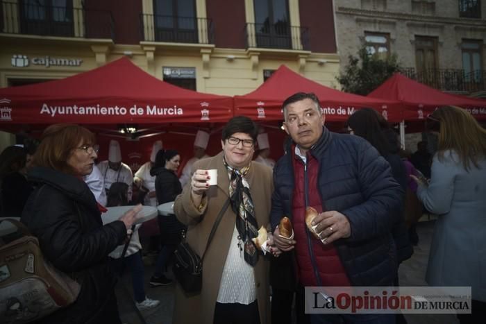 Degustación de monas y chocolate en la Plaza del Romea