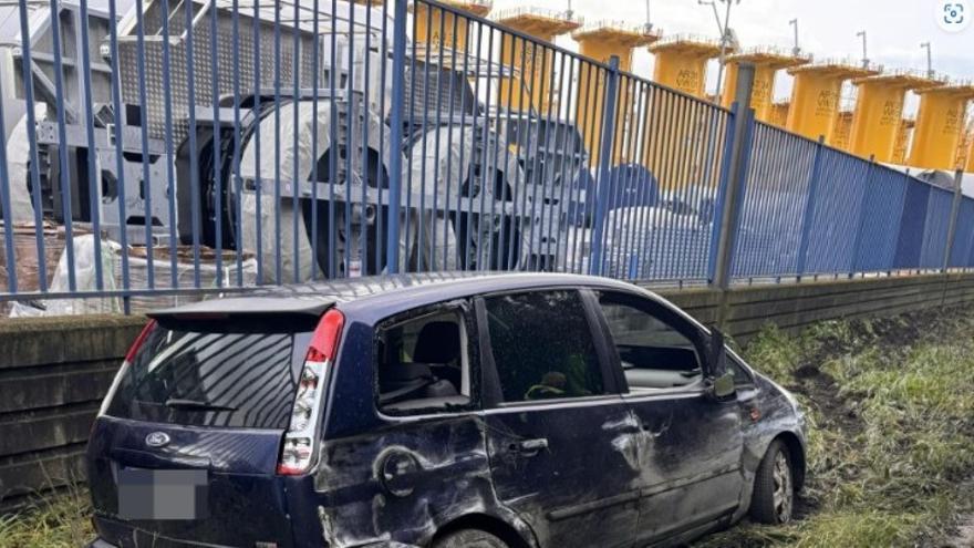 Se estrella contra un muro en los muelles de Valliniello: el aparatoso accidente de un conductor ebrio en el Puerto de Avilés