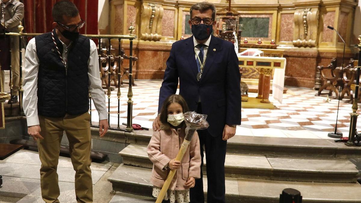 Carla Blanco Roales, primera hermana que entra en la Cofradía del Silencio, junto al presidente Rufo Martínez de Paz.