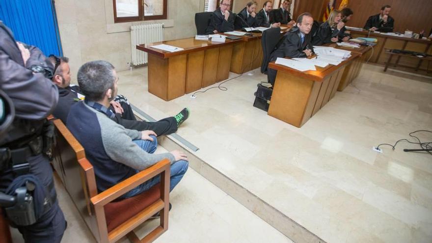 Otros dos acusados, frente a los abogados defensores, durante la vista oral.