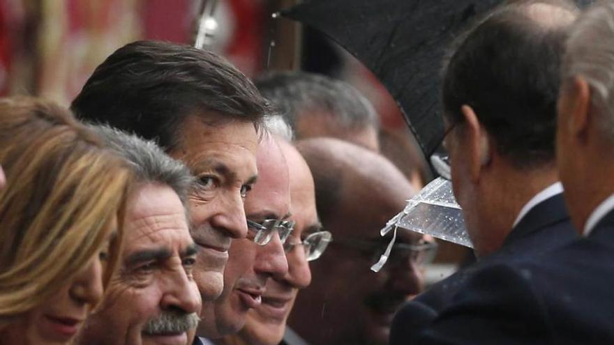 Javier Fernández observa a Mariano Rajoy, que saluda a los presidentes autonómicos presentes en el desfile de la Fiesta Nacional.