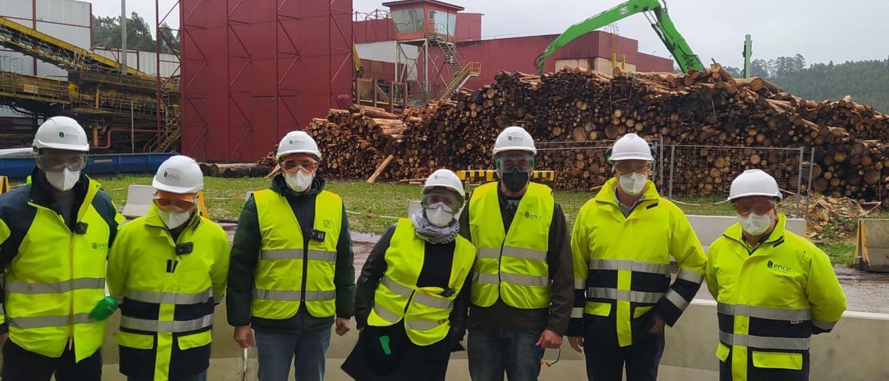 Por la izquierda, Herminio Méndez, Jesús María García, José Manuel Zapico, Úrsula Szalata, Gerardo Argüelles, Javier Rodríguez y José Manuel Castro, ayer, en la fábrica de Ence en Navia.  | A. M. S.