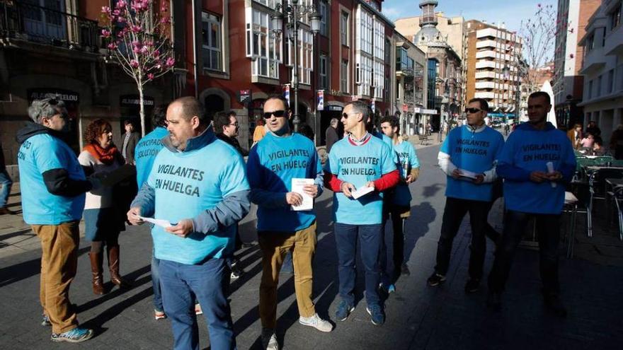 Los vigilantes del Hospital, el pasado lunes, en la calle La Cámara, dando a conocer su situación laboral a los viandantes.