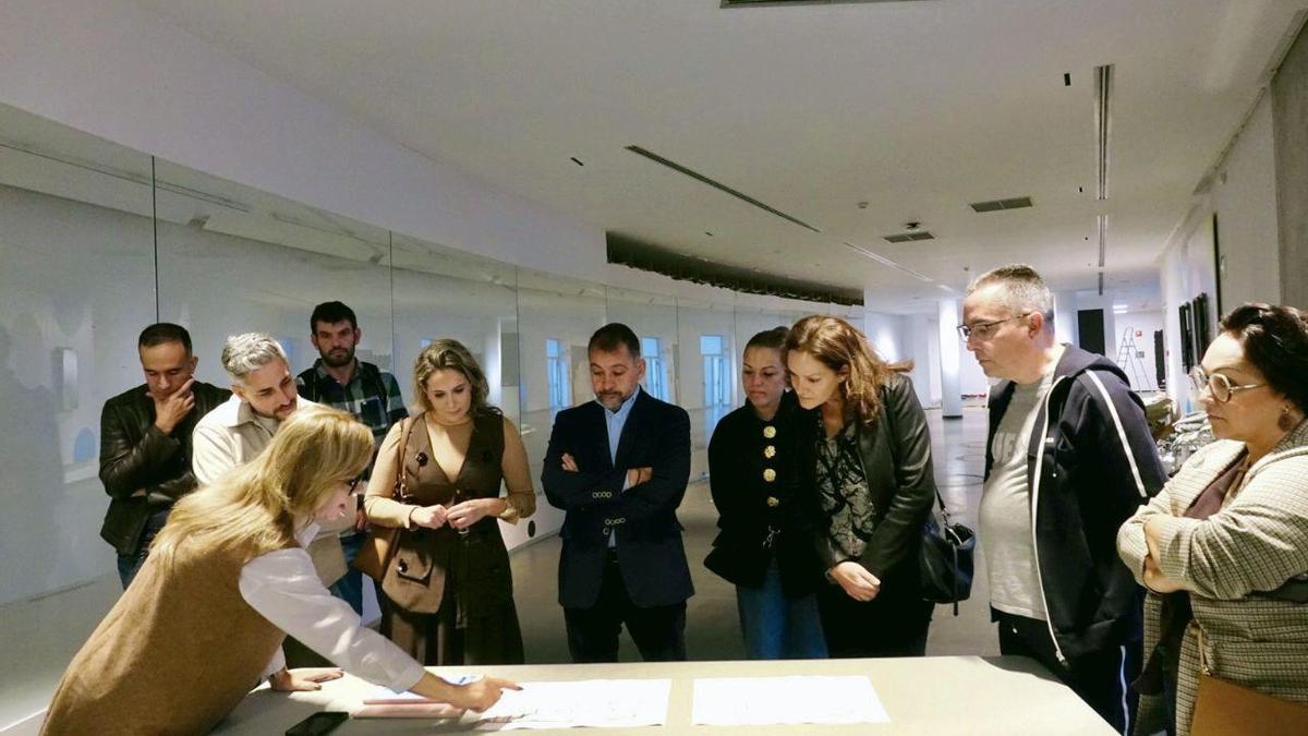 Una técnico explica los detalles del proyecto de mejora de la Casa del Carnaval, ya en obras.