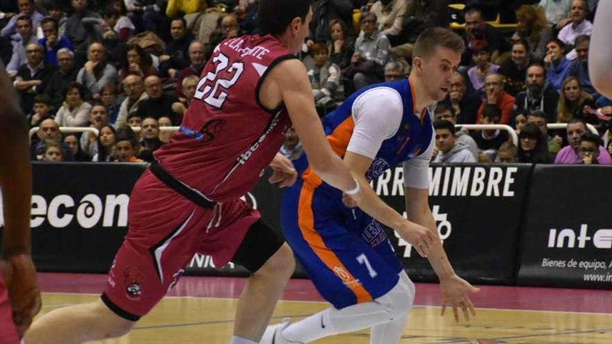 Mirza Bulic bota el balón ante Sergio de la Fuente en el Valladolid-Leyma de ayer.