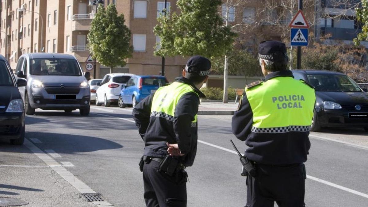 Imagen de archivo de dos agentes de la Policía Local de Ontinyent.