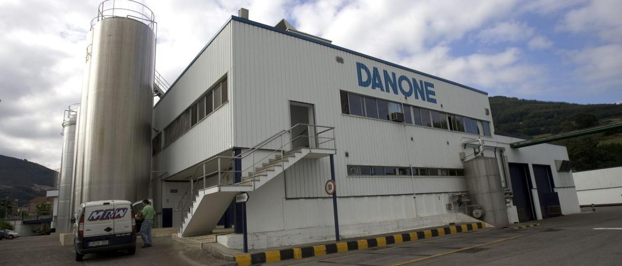 Exterior de la fábrica de Danone en Salas.
