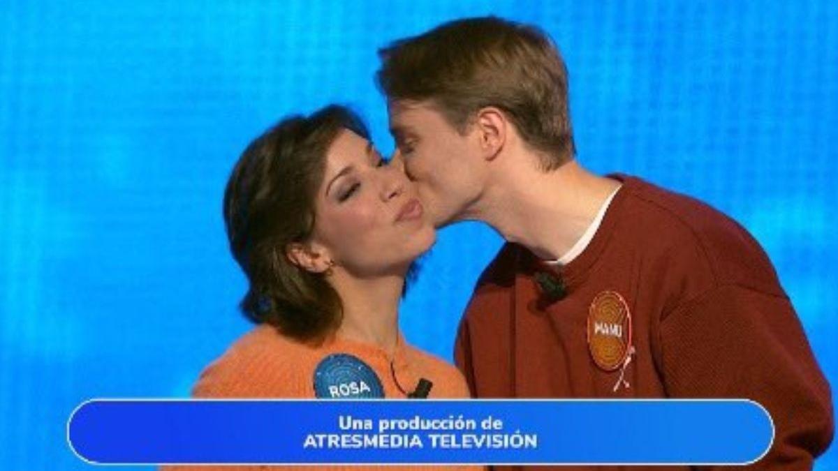 Manu y Rosa se saludan con un beso tras participar en el rosco de Pasapalabra.