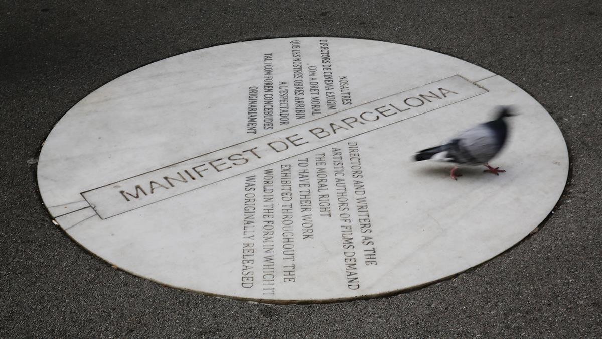 BARCELONA 15 01 2021 Barcelona  Placa instalada en el suelo de la Rambla de Catalunya con Corsega  al lado de la Diputacion Provincial  dedicada al Manifiesto de Barcelona del Festival de Cine que se hizo en los anos 80  FOTO DE RICARD CUGAT