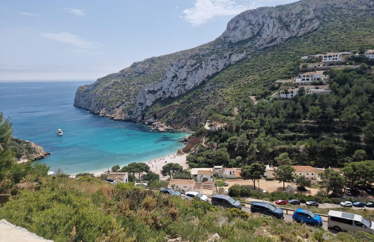 Los fines de semana la cala ya está de coches hasta arriba