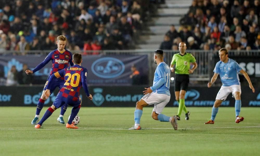 El defensa del FC Barcelona Sergi Roberto (2i), pasa un balón a su compañero el centrocampista croata Ivan Rakitic (i)