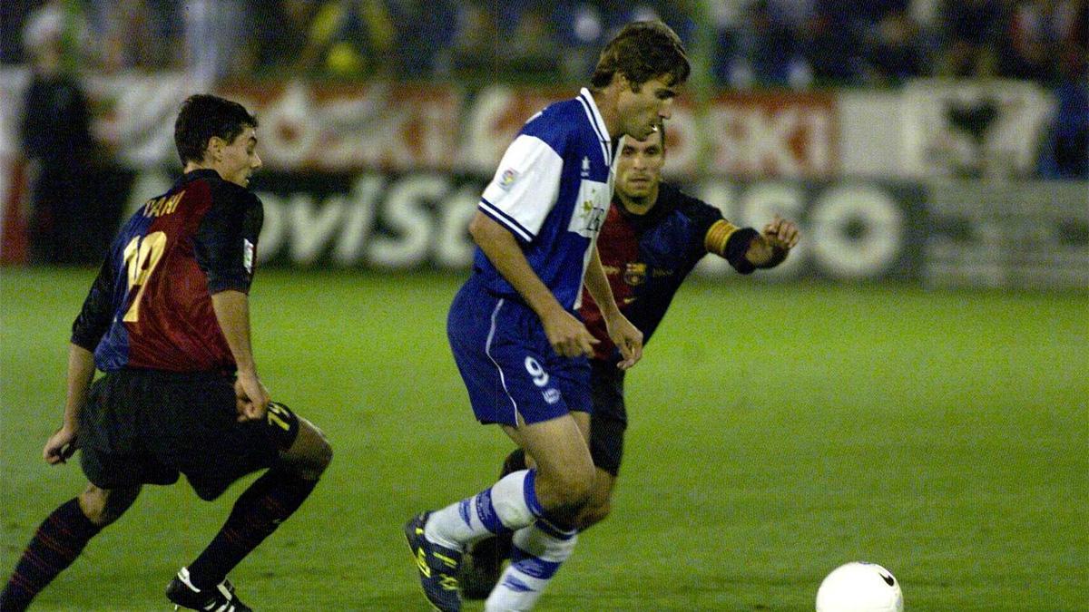 Julio Salinas, entre Dani García y Sergi Barjuan en un partido contra el Barça