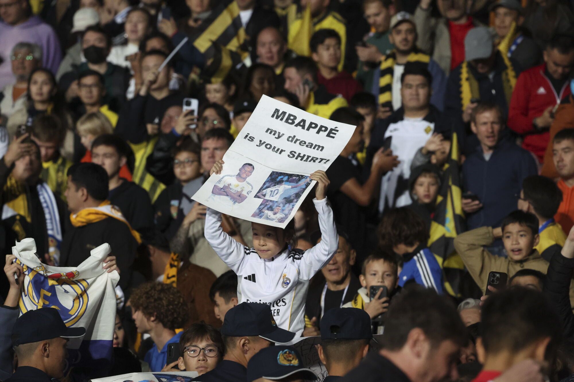 ALMATY (Kazakhstan), 30/09/2025.- A supporter of Real Madrid holds a banner during the UEFA Champions League soccer match between Kairat Almaty and Real Madrid, in Almaty, Kazakhstan, 30 September 2025. (Liga de Campeones, Kazajstán) EFE/EPA/MAXIM SHIPENKOV
