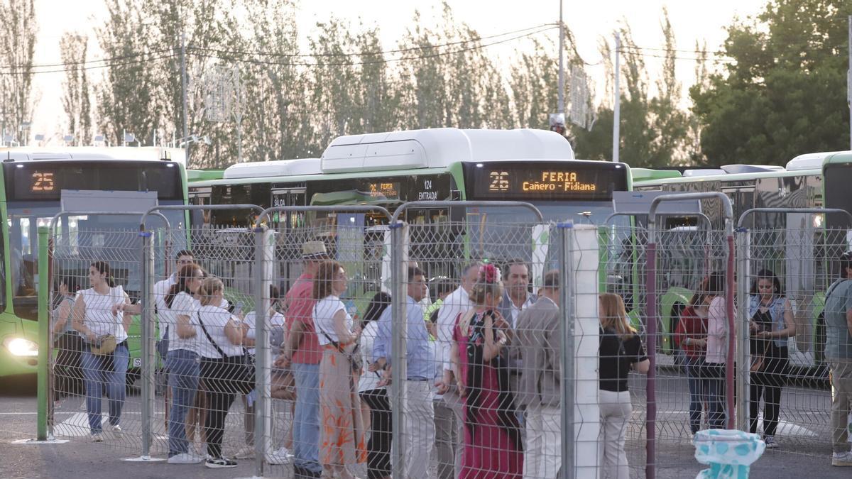 Autobuses de Aucorsa llegando al recinto ferial de El Arenal.