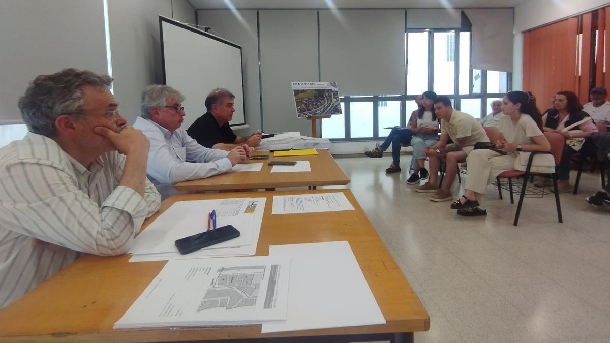Por la izquierda, Ignacio García Matamoros, arquitecto municipal; Ignacio Ruiz Latierro, director general de Ordenación del Territorio; y José Antonio Cases, concejal de Urbanismo, en la primera reunión con los vecinos.