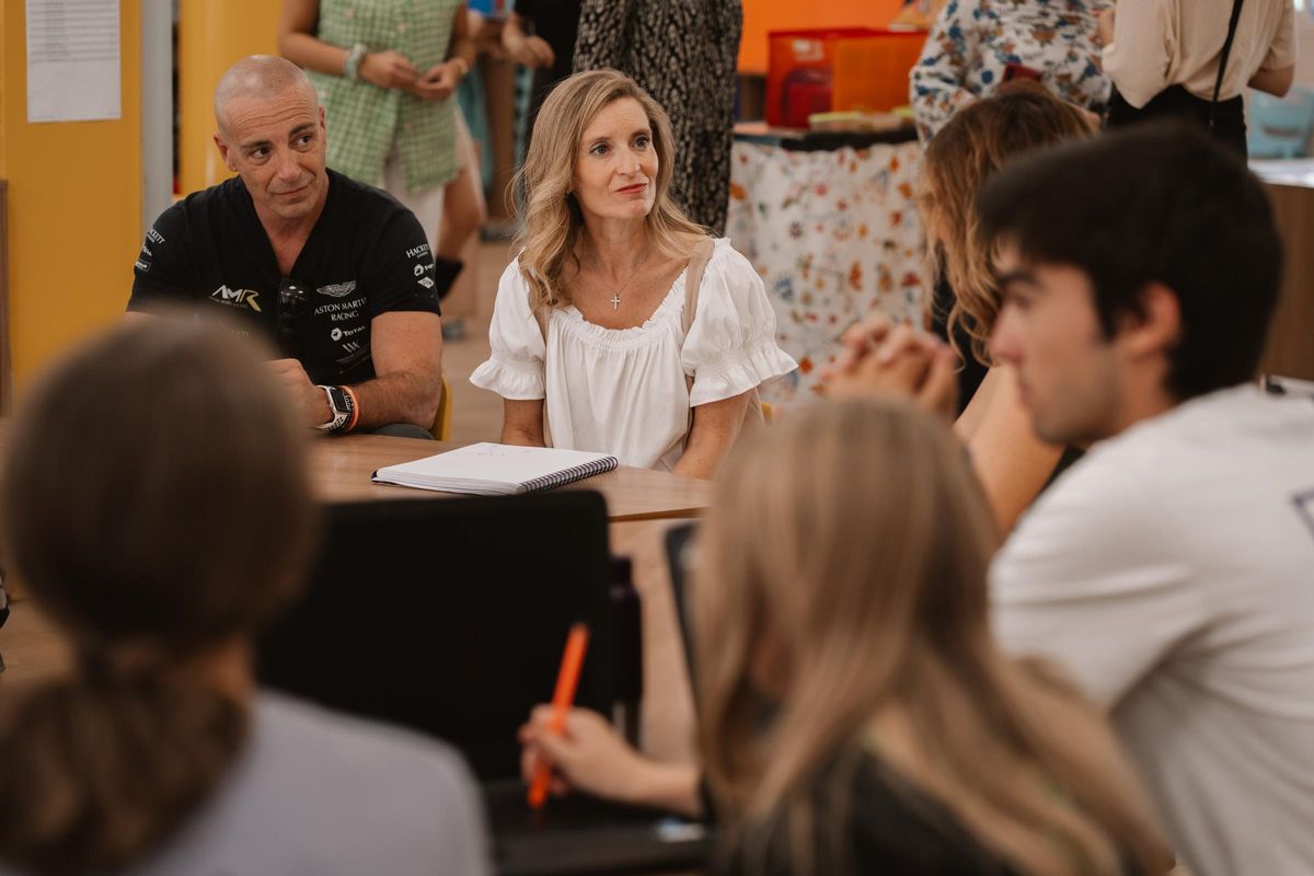 Los padres Carlos García y Marta Sancha en el Colegio Claret de Madrid.