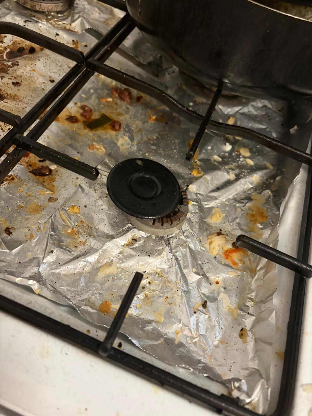 La cocina de la vivienda tenía grasa y restos de comida.