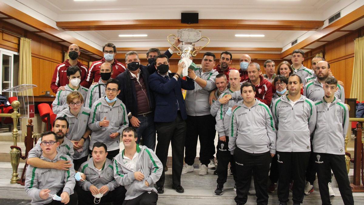 José María Bellido muestra el trofeo logrado por el Córdoba CF en la Liga Genuine, en el Ayuntamiento, este martes.