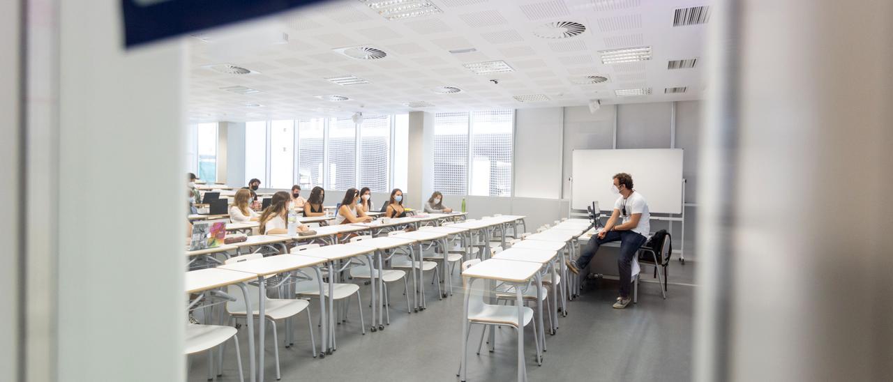 El estudiantado aún espera la convocatoria del presente curso de las becas salario, dirigidas a las rentas más bajas.