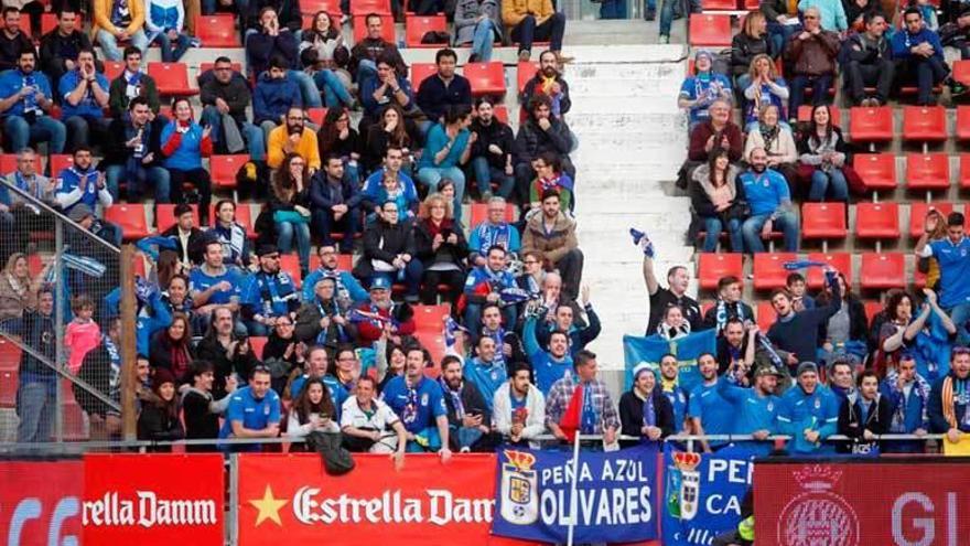 Un grupo de aficionados del Oviedo en el campo del Girona.