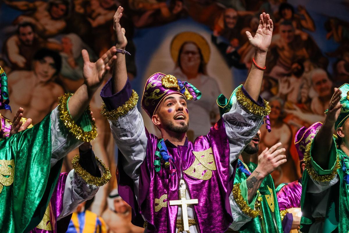 La murga de los Leones, con su propuesta 'Mira si tenemos fe, que lo intentamos otra vez', en la segunda preliminar del COAC del Carnaval