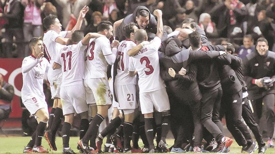 El Sevilla paga al Madrid con la misma moneda y aprieta la Liga